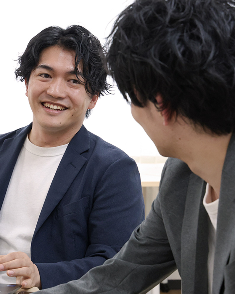 談笑するサンクスラボの男性社員