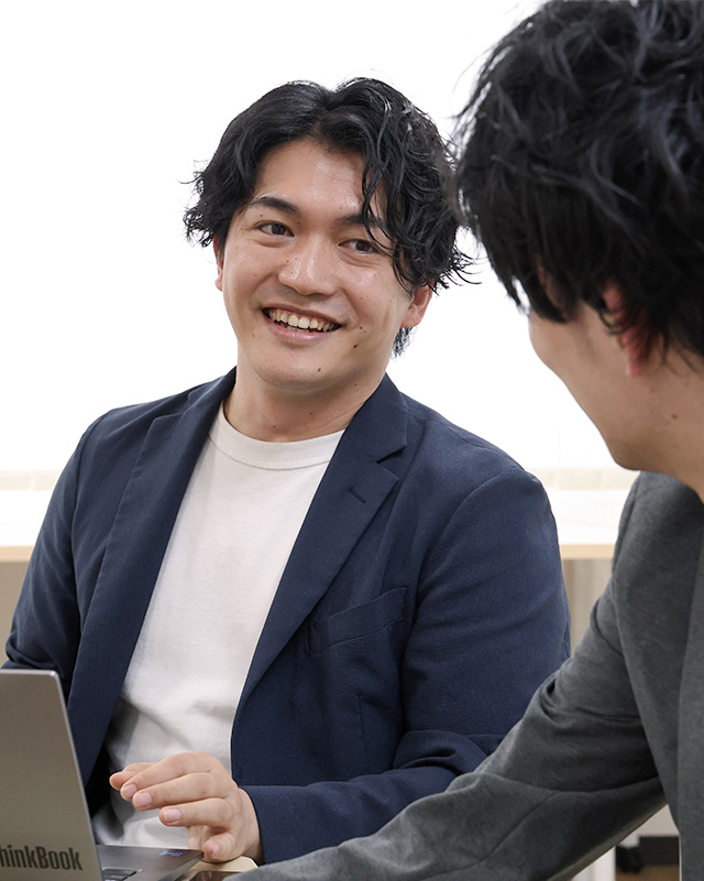 談笑するサンクスラボの男性社員