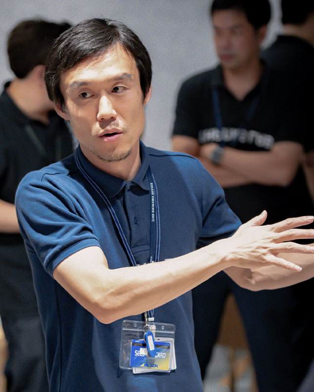 説明するサンクスラボの男性社員