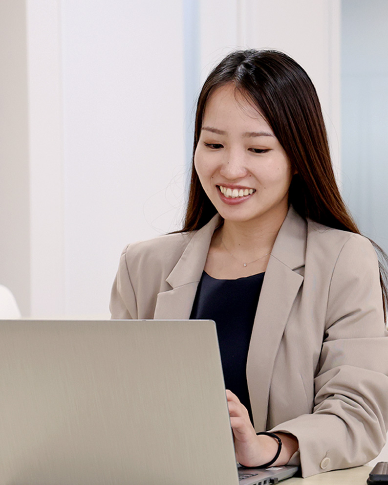 PCを操作するサンクスラボの女性社員