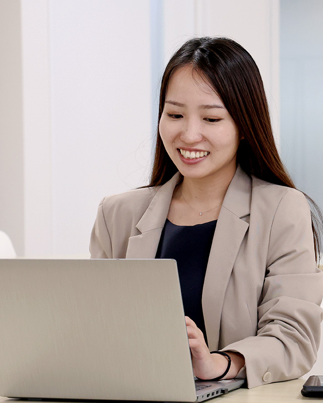 PCを操作するサンクスラボの女性社員