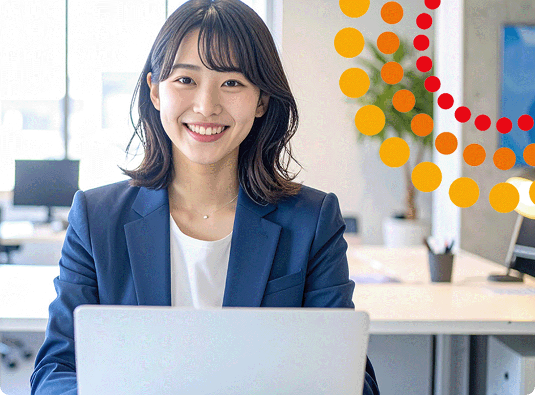 サンクスラボで笑顔で働く女性社員