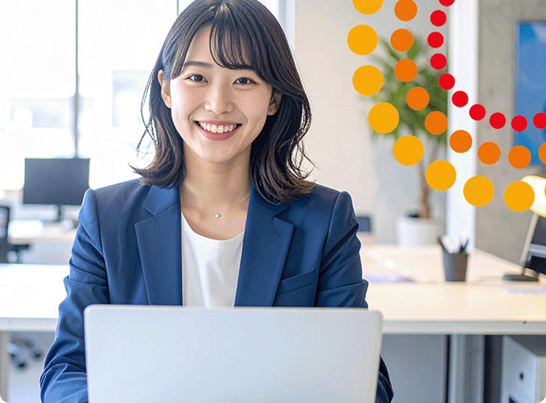 サンクスラボで笑顔で働く女性社員