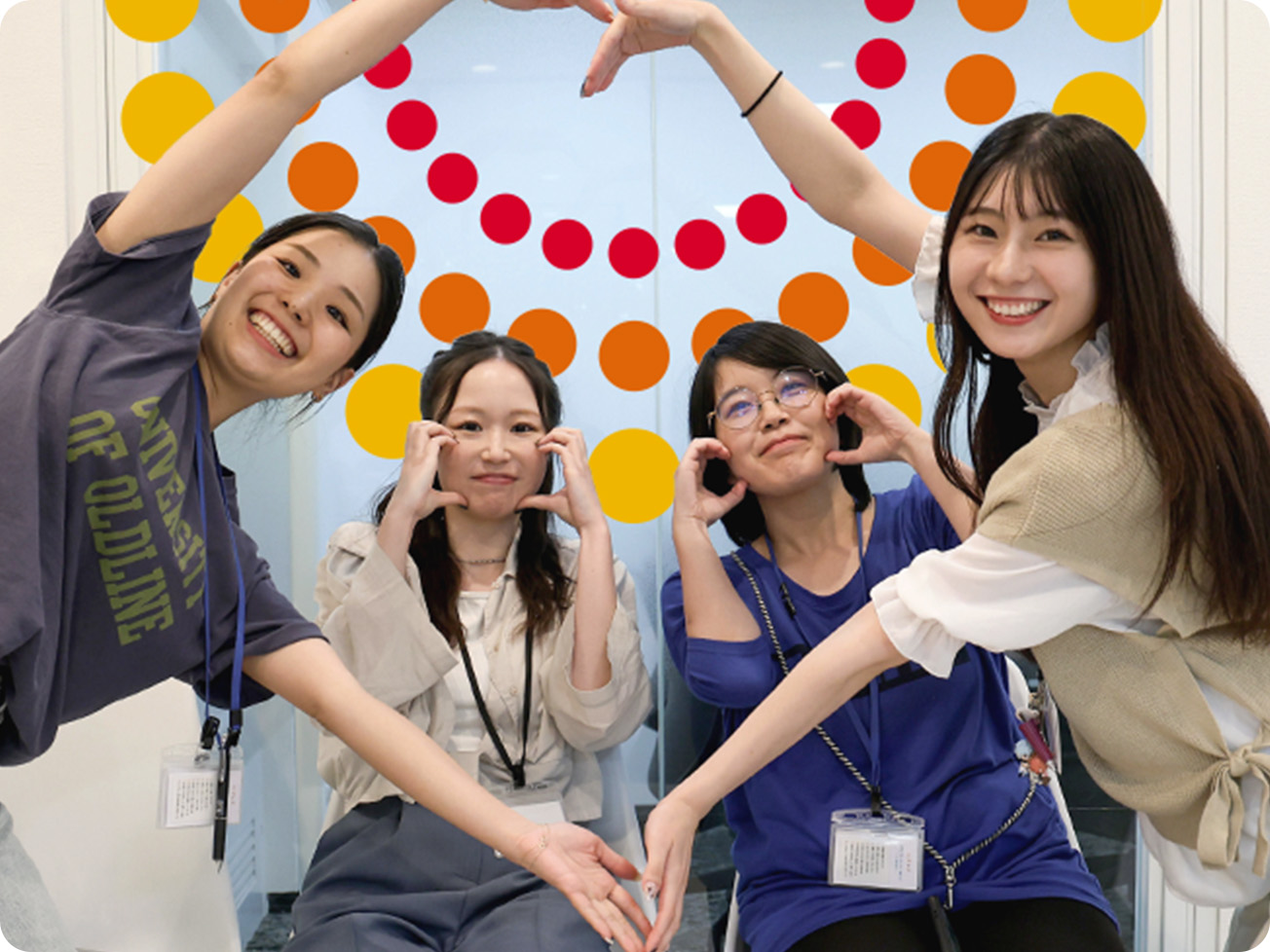サンクスラボでハートマークを作る女性社員たち
