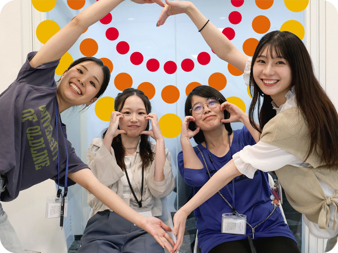 サンクスラボでハートマークを作る女性社員たち