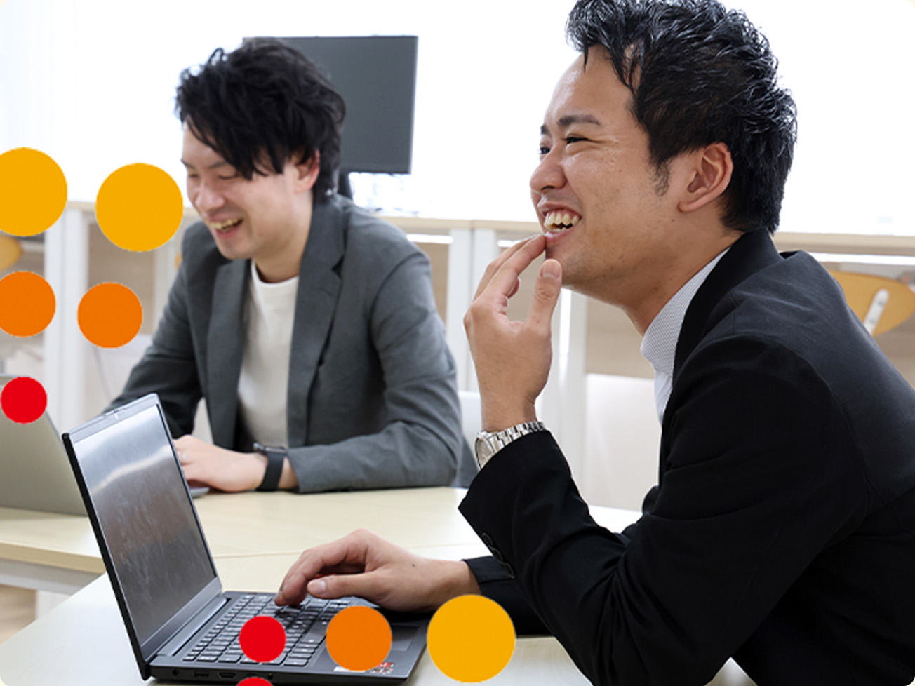 笑顔でデジタルを活用するサンクスラボの社員たち