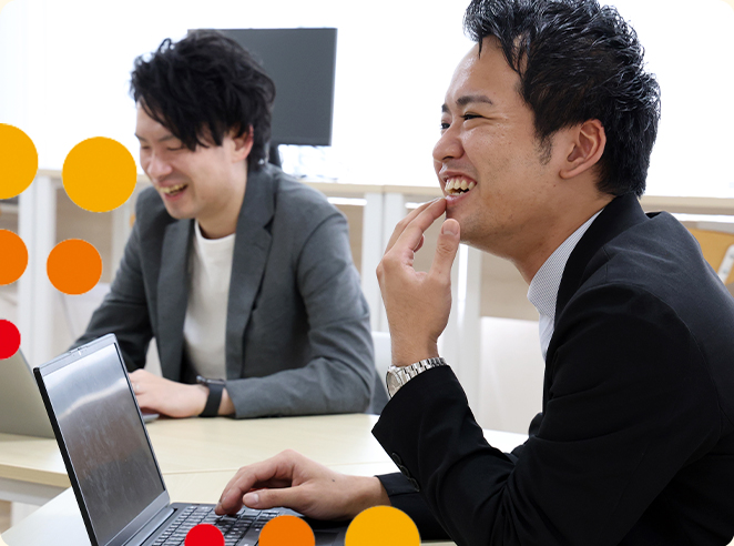 笑顔でデジタルを活用するサンクスラボの社員たち