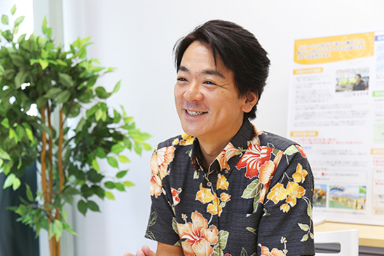 談笑中のサンクスラボ代表村上