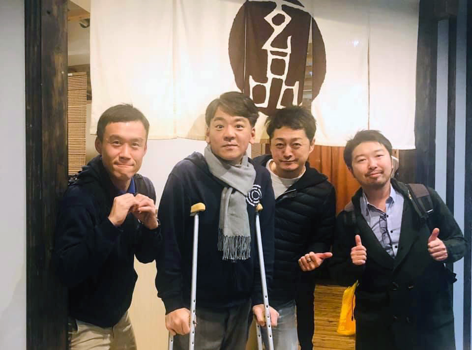 飲食店の前で記念撮影するサンクスラボの経営陣