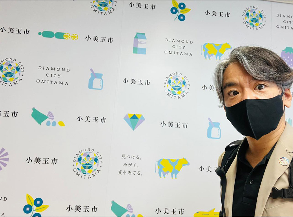 小美玉市役所の市長室とサンクスラボ代表村上