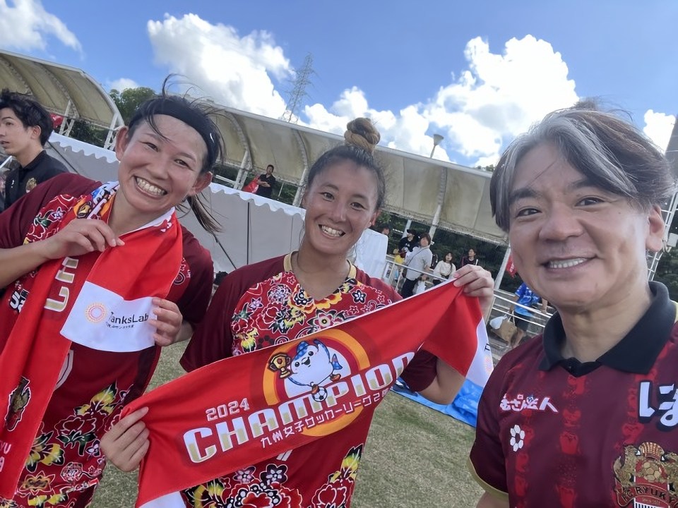 サンクスラボの社員であり琉球FCさくらの背番号10番伊藤選手、7番三宅選手、代表村上