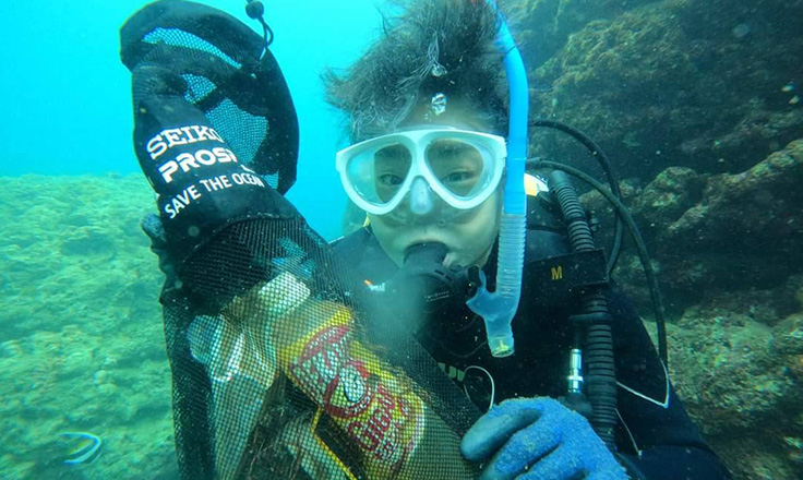 嘉手納水釜で海中ゴミ拾いをするサンクスラボ代表村上