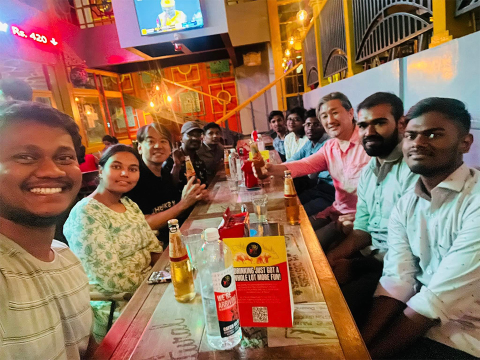 インドのバンガロールを視察するサンクスラボ代表村上