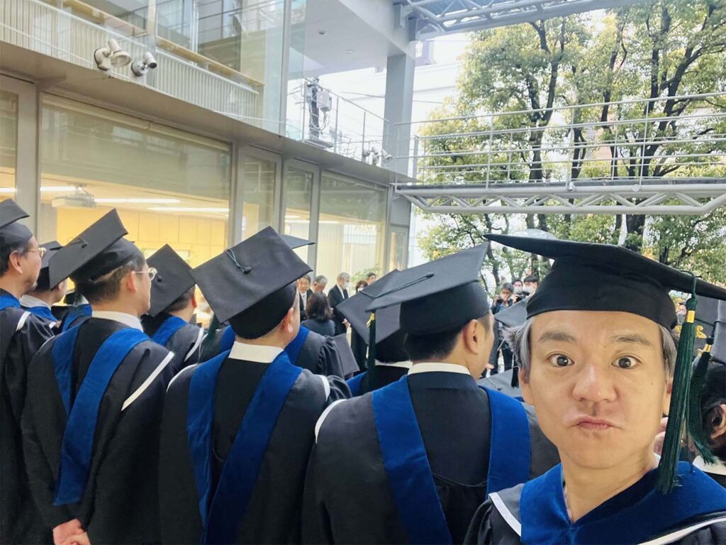 サンクスラボ代表村上とビジネススクールの修了式