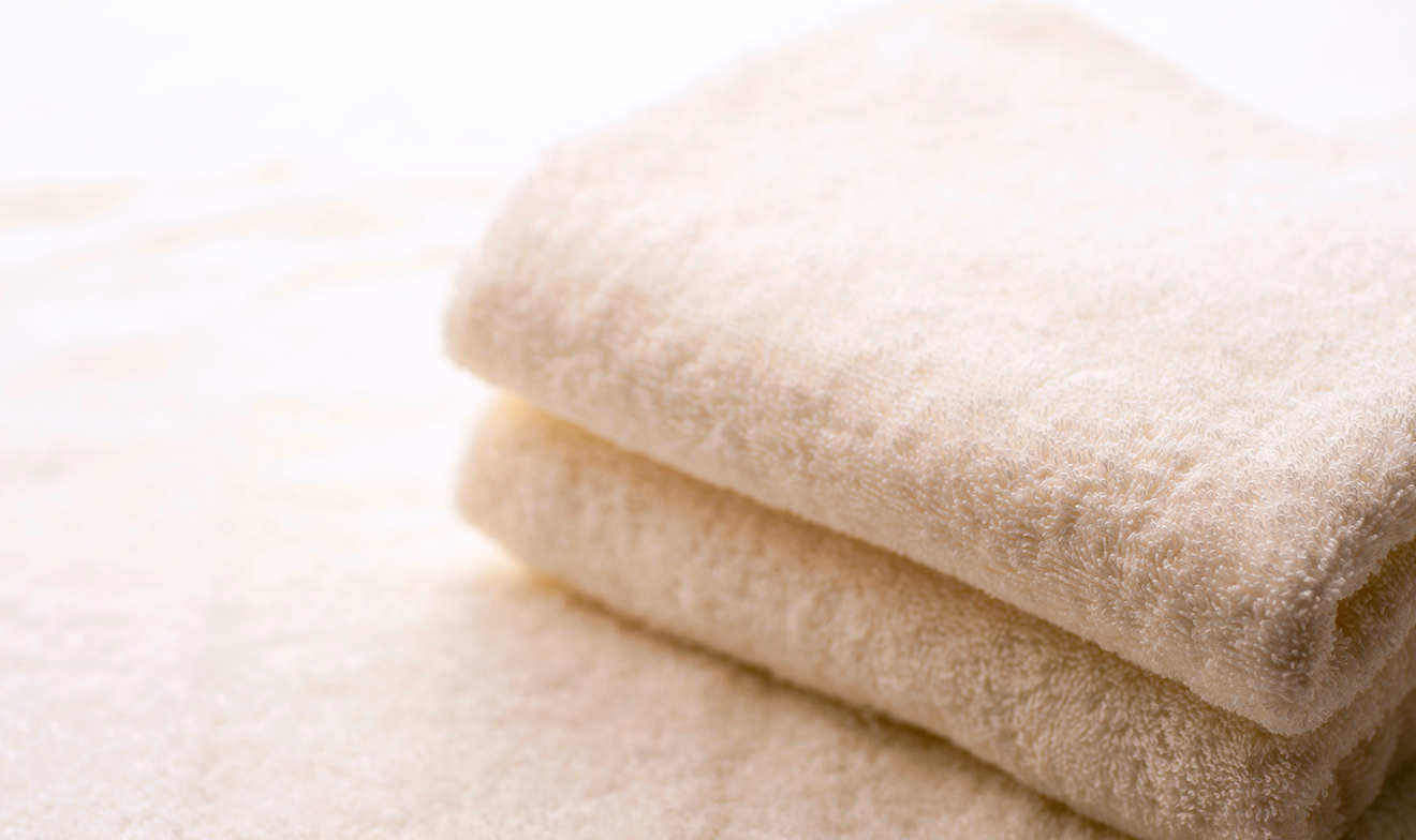 折りたたまれた2枚の白いタオル