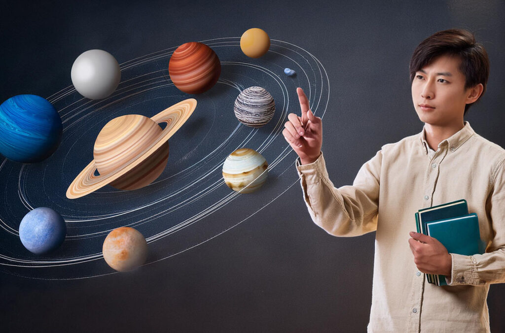 軌道上の惑星の模型に指で触れる人