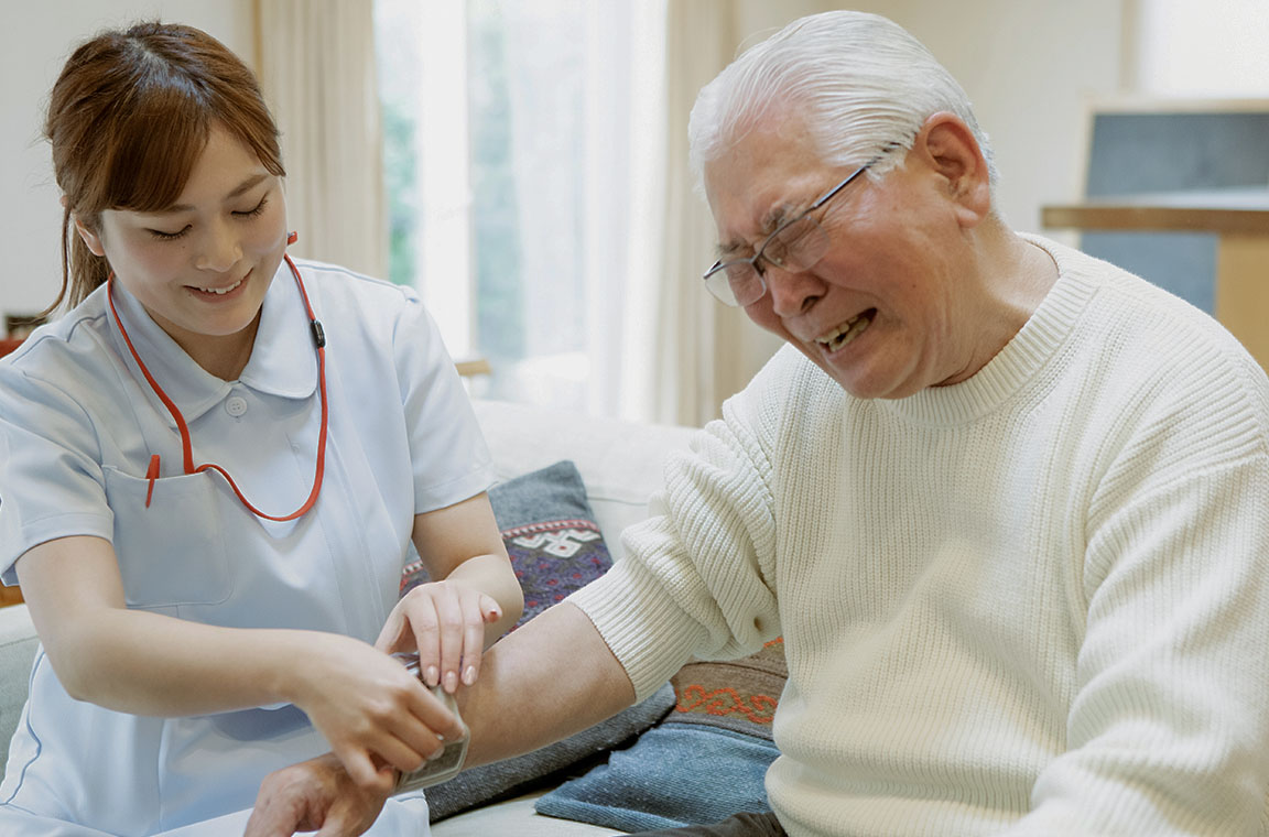患者を診察するサンクスラボ「サクラ訪問看護ステーション」の看護師