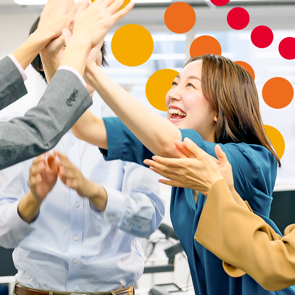 ハイタッチするサンクスラボの社員たち