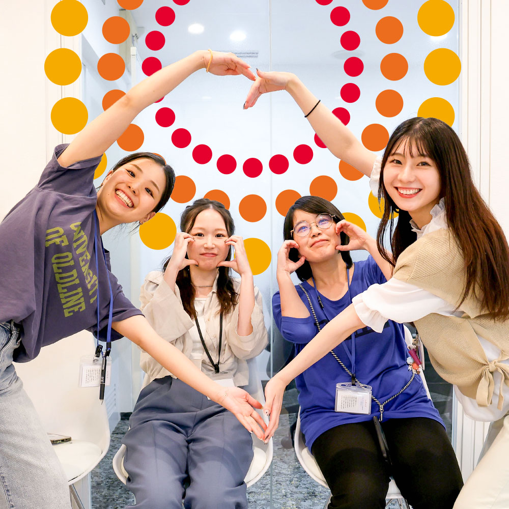 ハートマークを作るサンクスラボの社員たち