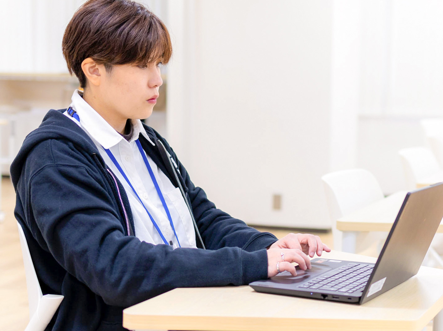 オフィスビルを背景としたサンクスラボ拠点長屋良 美優